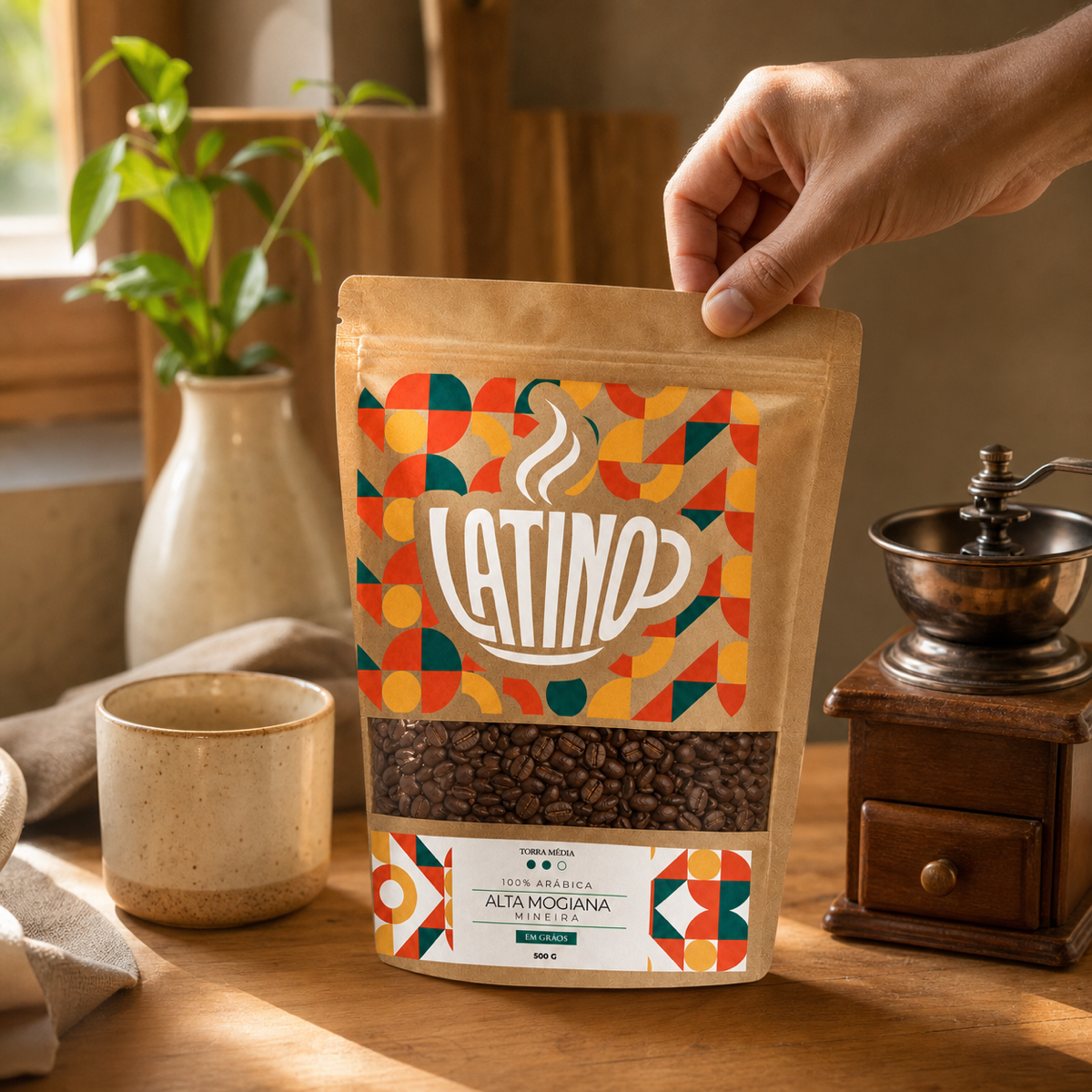 Pessoa abrindo uma embalagem de café especial em grãos em uma cozinha